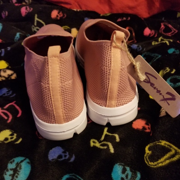 Brand new slip on shoes.....Soooo comfy!! - Picture 3 of 4